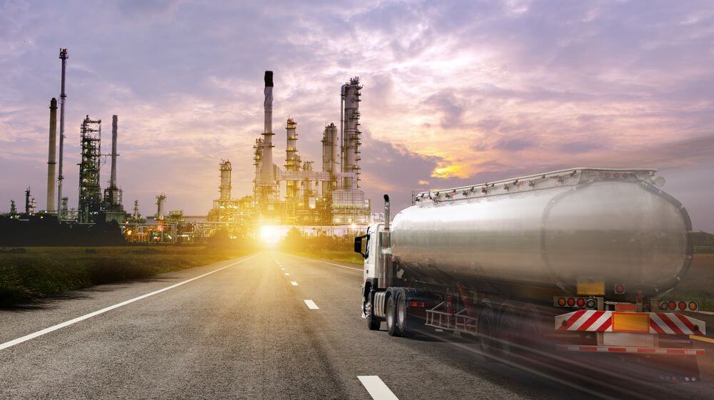 Brenntag ist ein Chemiehandelsunternehmen. Kauft Chemie von großen Herstellern ein und liefert kleine Mengen per LKW an zahlreiche Kunden aus.