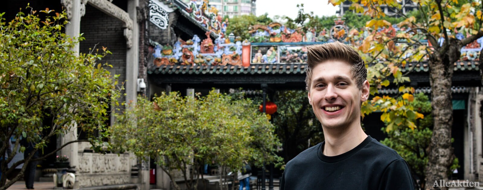 ▲ Michael C. Jakob in der Chen Clan Ancestral Hall in Guangzhou, grenzend an die Städte Shenzhen und Hongkong. Guangzhou ist die größte Metropolregion Chinas und der Welt mit fast 80 Mio. Einwohnern. Einmal Deutschland, in einer Stadt.