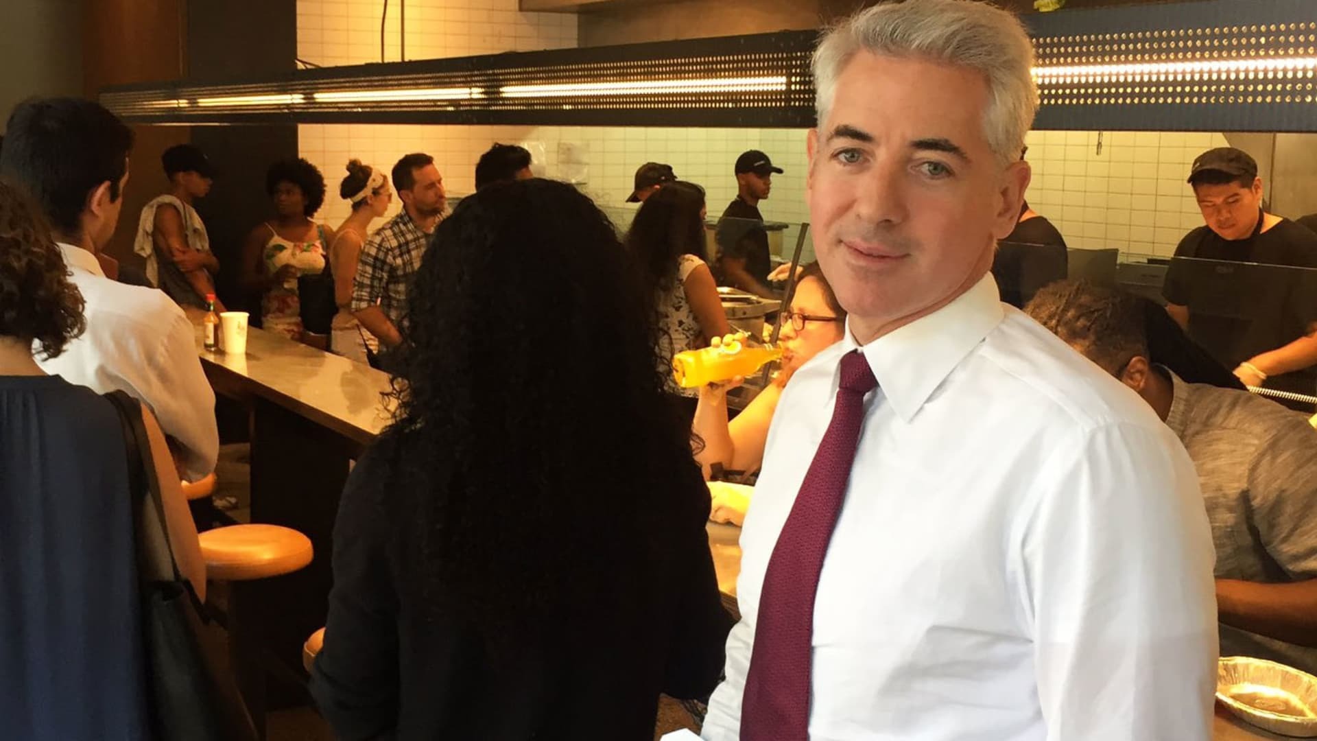 Quelle CNBC: Bill Ackman twitterte ein Bild von sich, wie er mitten in der Lebensmittelsicherheits-Affäre bei Chipotle essen bestellt