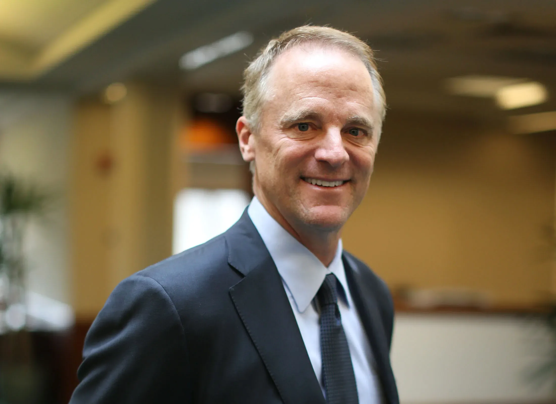 Michael F. Mahoney steht seit 2012 an der Spitze von Boston Scientific und gilt als einer der strategisch klarsten Köpfe der Medizintechnikbranche. Bevor er CEO wurde, sammelte er Führungserfahrung bei Johnson & Johnson und General Electric, zwei Unternehmen, die ihn stark geprägt haben, sowohl in Bezug auf operative Exzellenz als auch auf innovationsgetriebene Wachstumsstrategien. Unter seiner Leitung entwickelte sich Boston Scientific von einem angeschlagenen Konzern zu einem der profitabelsten und dynamischsten Unternehmen im globalen Medizintechniksektor.
