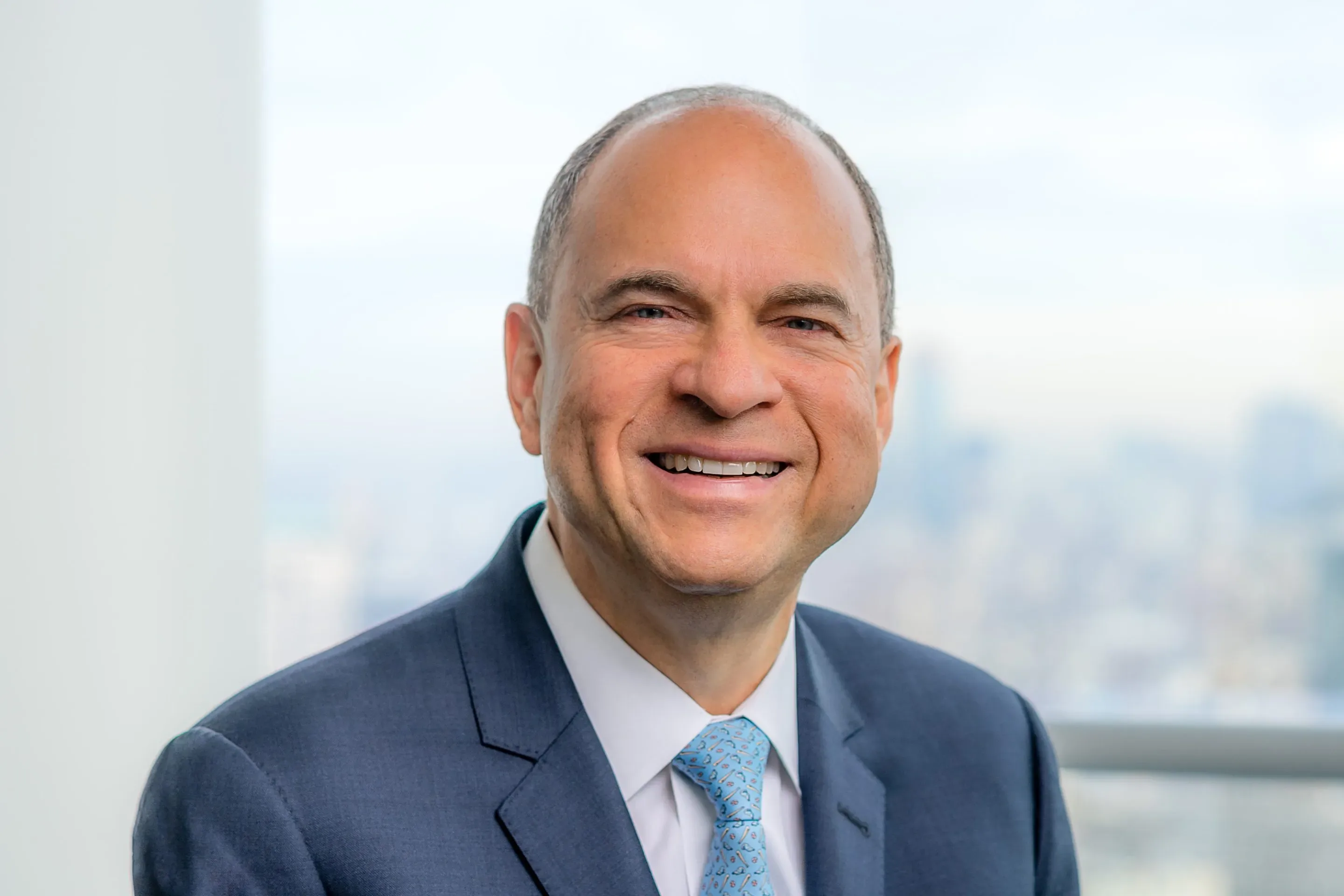 Henry A. Fernandez ist seit 1998 CEO und seit 2007 Chairman von MSCI Inc. Unter seiner Leitung entwickelte sich MSCI von einer Tochtergesellschaft von Morgan Stanley zu einem unabhängigen, börsennotierten Unternehmen mit einer Marktkapitalisierung von über 40 Mrd. USD. Fernandez verfügt über einen Bachelor-Abschluss in Wirtschaftswissenschaften von der Georgetown University, einen MBA von der Stanford University und absolvierte Doktoratsstudien in Wirtschaft an der Princeton University.