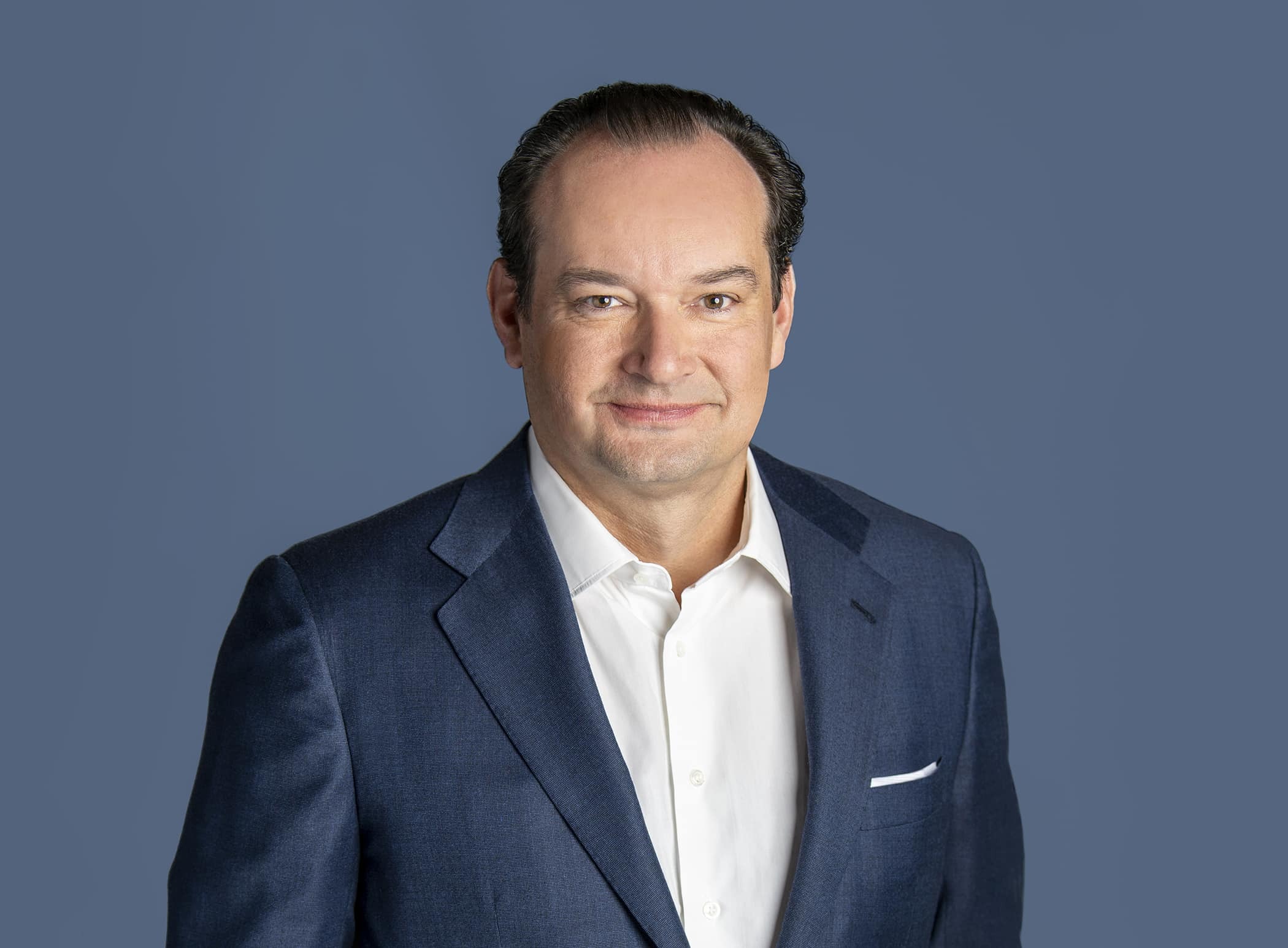 Billy Hult ist seit Januar 2023 Chief Executive Officer (CEO) von Tradeweb Markets und Mitglied des Board of Directors. Zuvor war er seit 2008 als Präsident des Unternehmens tätig. Seit seinem Eintritt bei Tradeweb im Jahr 2000 spielte Hult eine entscheidende Rolle bei der Entwicklung und Expansion des Unternehmens.