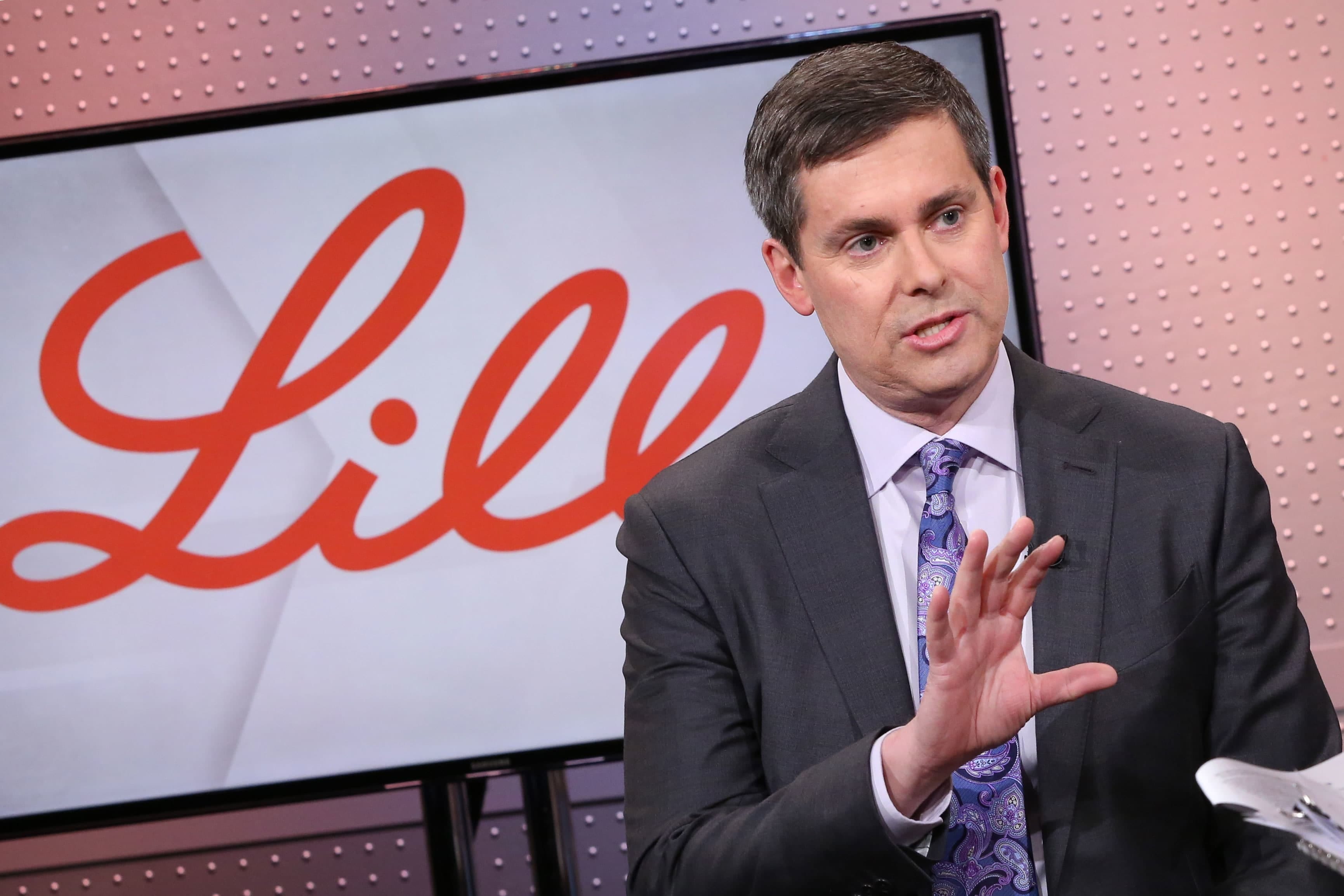David A. Ricks steht seit Januar 2017 an der Spitze von Eli Lilly – zunächst als CEO, ab Juni 2017 zusätzlich als Chairman des Vorstands. Er ist ein durch und durch unternehmensinterner Führungstyp: Seit 1996 arbeitete er in unterschiedlichsten Funktionen und Regionen – von Business Development über Marketing, Sales und internationale Verantwortung bis hin zur Leitung von Lilly Bio‑Medicines.