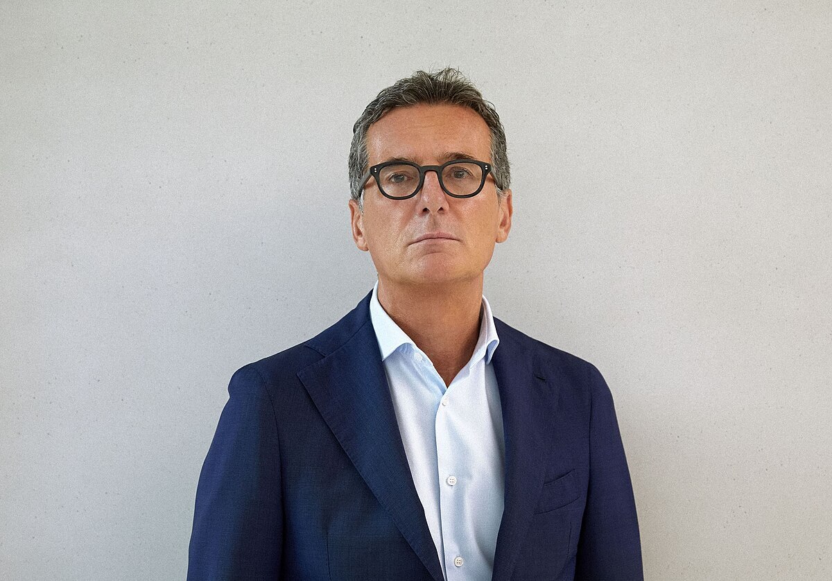 Francesco Milleri ist seit Juni 2021 Chief Executive Officer und Chairman von EssilorLuxottica. Bereits seit 2017 gehörte er zum engsten Führungsteam von Leonardo Del Vecchio und war maßgeblich am Zusammenschluss von Essilor und Luxottica beteiligt. Zuvor leitete er als Deputy CEO und Chief Operating Officer zentrale Integrations- und Digitalisierungsprojekte. Milleri hat einen Abschluss in Jura von der Universität Florenz und studierte zusätzlich Business Management an der SDA Bocconi School of Management sowie an der New York University.