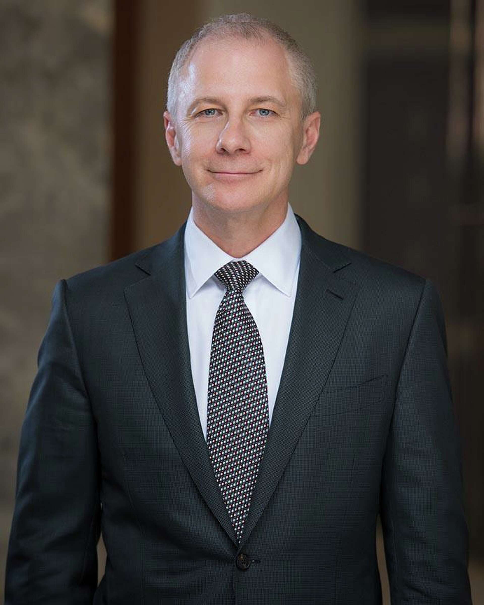 Milan Galik steht seit Oktober 2019 als CEO und President an der Spitze von Interactive Brokers Group, Inc. (IBKR) – zuvor war er über viele Jahre in leitenden Funktionen im Unternehmen tätig. Er begann seine Karriere bei IB bereits 1990 als Softwareentwickler, übernahm 1991 den Aufbau der deutschen Niederlassung inklusive eines europäischen Derivate-Handelsdesk in Frankfurt, und war ab 2014 President des Unternehmens. Seine technische Ausbildung (M.S. Elektrische Ingenieurwissenschaften, Technische Universität Budapest) unterstützt ihn in einem Geschäftsmodell, das Technologie zentral verankert hat.