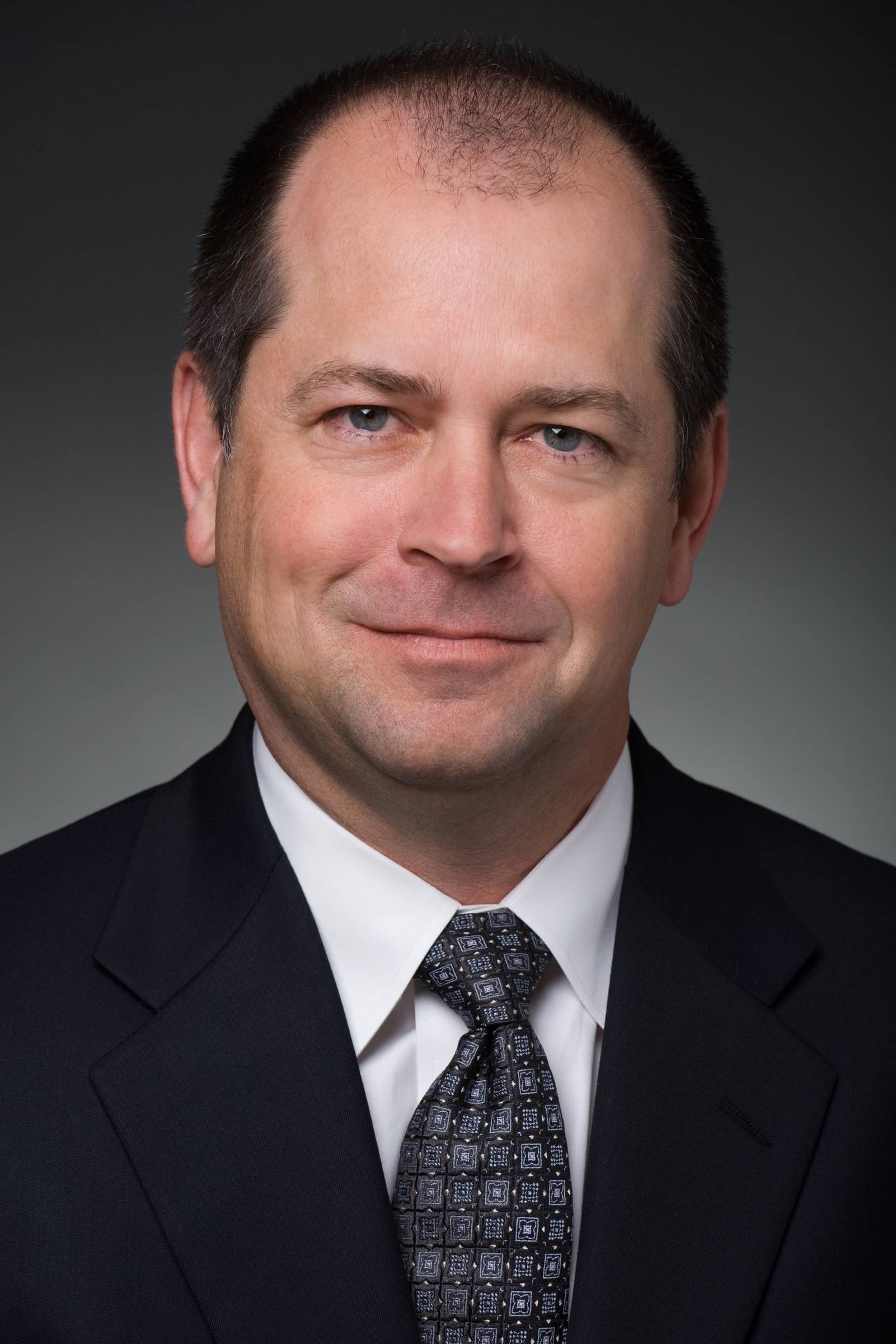 Christopher D. Kastner ist seit März 2022 CEO von Huntington Ingalls Industries und kommt aus dem Inneren des Hauses. Er war davor CFO und COO und kennt damit sowohl die finanzielle Steuerung als auch die operative Programmrealität in den Werften und im Technologiegeschäft. Seine Karriere ist zudem stark von Northrop Grumman Corporation geprägt, aus deren Shipbuilding Umfeld HII historisch hervorgegangen ist.