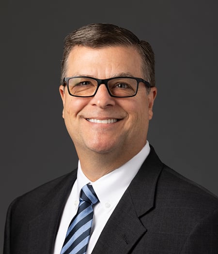 Brett A. Cope steht seit 2016 als President und CEO an der Spitze von Powell Industries und wurde später auch Chairman. Er bringt einen klar passenden Hintergrund mit, denn vor Powell war er rund 20 Jahre bei ABB in Positionen rund um Power und Automation tätig und kennt damit genau die Industrien, in denen Powell heute seine Projekte gewinnt. Unter seiner Führung hat Powell in den letzten Jahren sichtbar an operativer Qualität gewonnen und liefert Rekordergebnisse, was in einem projektgetriebenen Geschäft ein starkes Signal für Führung und Execution ist.